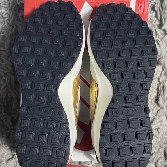 Nike Waffle Debut Shoes Womens Size 7 Gold White Athletic Trainers Sneakers - Picture 4 of 4